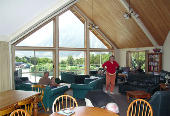 Aoraki/Mt Cook Alpine Lodge. Common room.